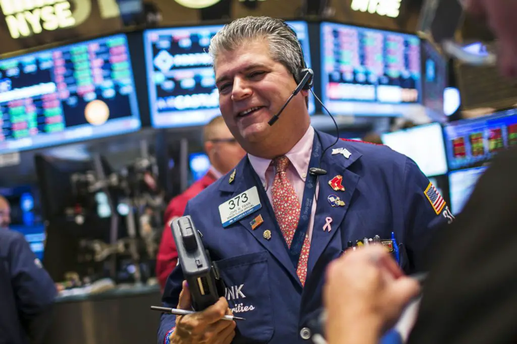 S&P 500 cierra en nuevo récord cuando Wall Street apuesta a que Fed bajará las tasas, Dow aumenta casi 250 puntos