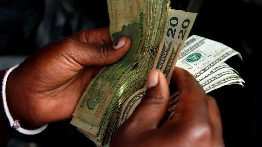 Zimbabwe prohíbe el uso del dólar estadounidense y otras monedas extranjeras | Noticias