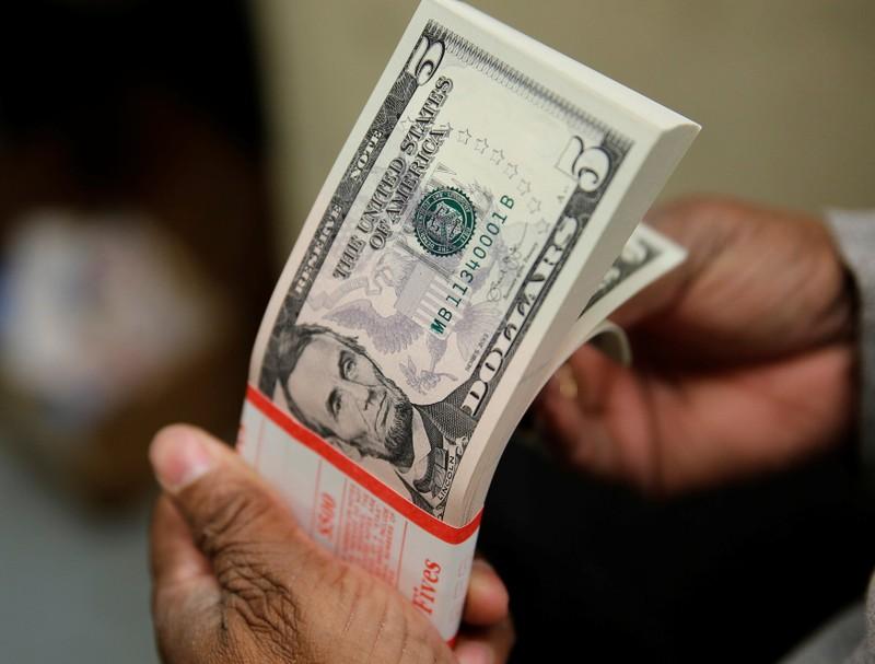 Dólar cae por segundo día seguido por apuestas de recorte tasas EEUU