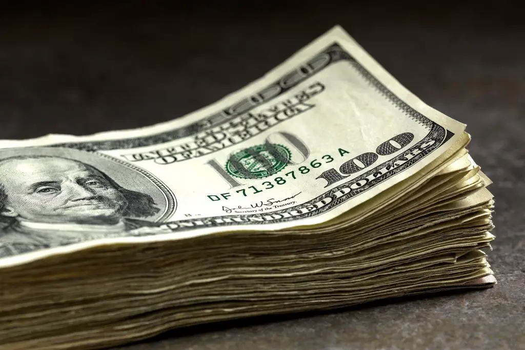 El dólar frenó el envión en un día de alivio para el riesgo argentino