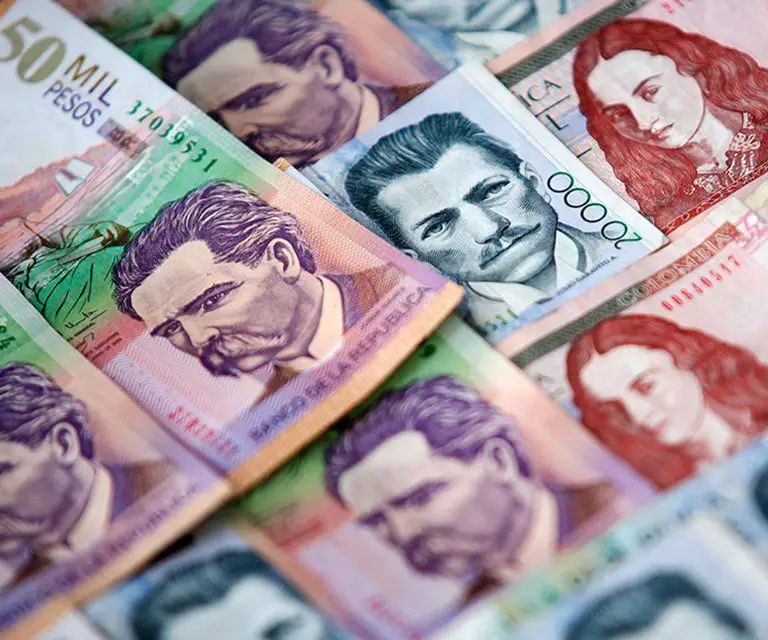 El peso colombiano está devaluado 35,8% frente al dólar, según el índice Big Mac