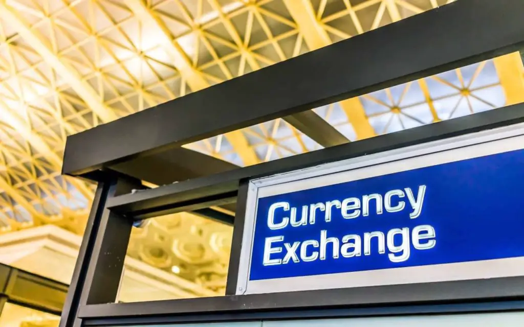Las oficinas de cambio de los aeropuertos están cobrando tarifas "exorbitantes"