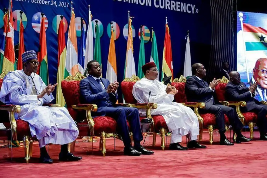 Naciones de África Occidental eligen una nueva moneda única 'ECO'