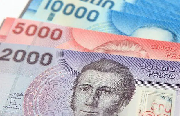 Dólar en su valor más alto ante el peso chileno en más de tres años