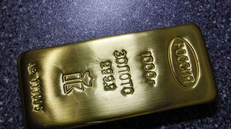 Un lingote de oro puro en una planta de metales en Krasnoyarsk, Rusia.
