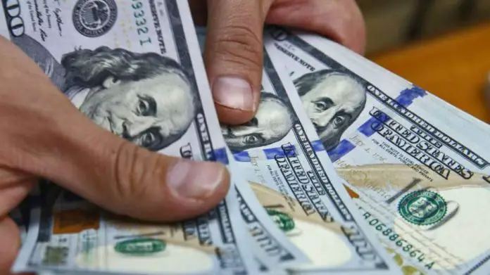 Venezolanos prefieren el dólar al bolívar soberano o al petro socialista