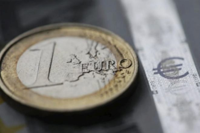 El euro cae a mnimos de tres aos con el dlar y de cuatro con el franco suizo