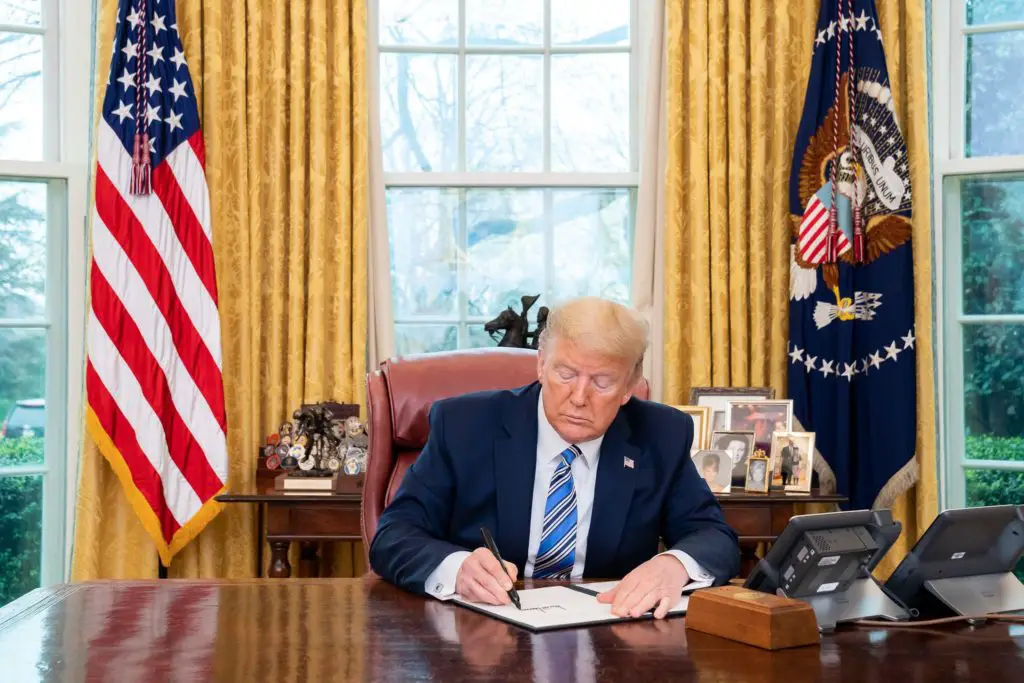 Trump en el escritorio de oficina ovalado